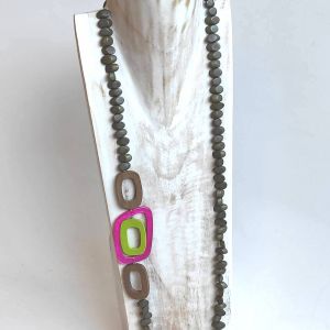 Foto principal Collar con beads de madera y piezas de capiz