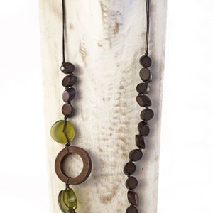  Collar con piezas de madera y resina. WOOD, STONE AND RESIN NECKLACES FOR WOMEN