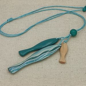  Colgante con tres peces en azules y blanco DECOUPAGE WOOD-RESIN NECKLACES