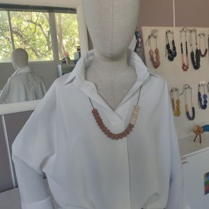  Collar con semicirculos de madera 